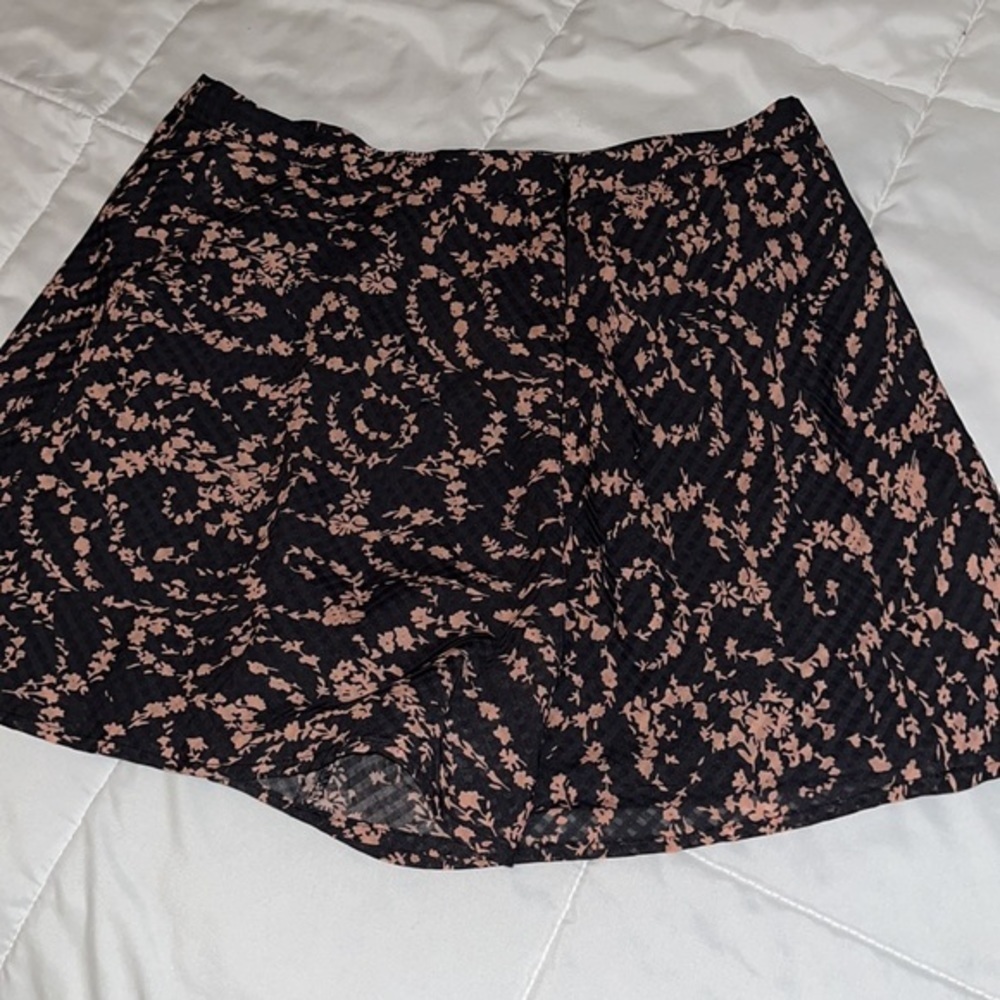 Floral Shorts Size Large - Picture 4 of 8